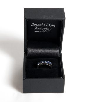 Pierścionek z białego złota z szafirami