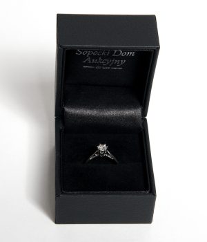 Pierścionek z białego złota