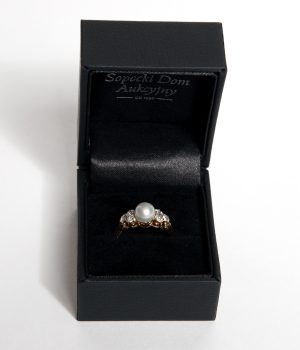 Pierścionek złoty z brylantami i perłą