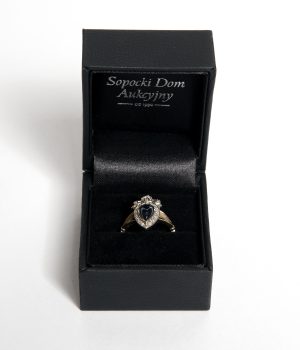 Pierścionek złoty z diamentami i szafirem, poł. XX wieku