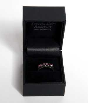 Pierścionek z pięcioma syntetycznymi rubinami