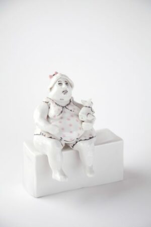 Kobieta z pieskiem w sukience w różowe kropki